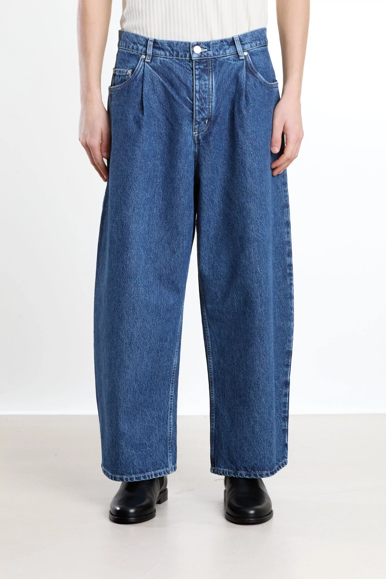 A Kind of Guise Duma Pleated Denim Jeans – Worn Denim | Centre Commercial