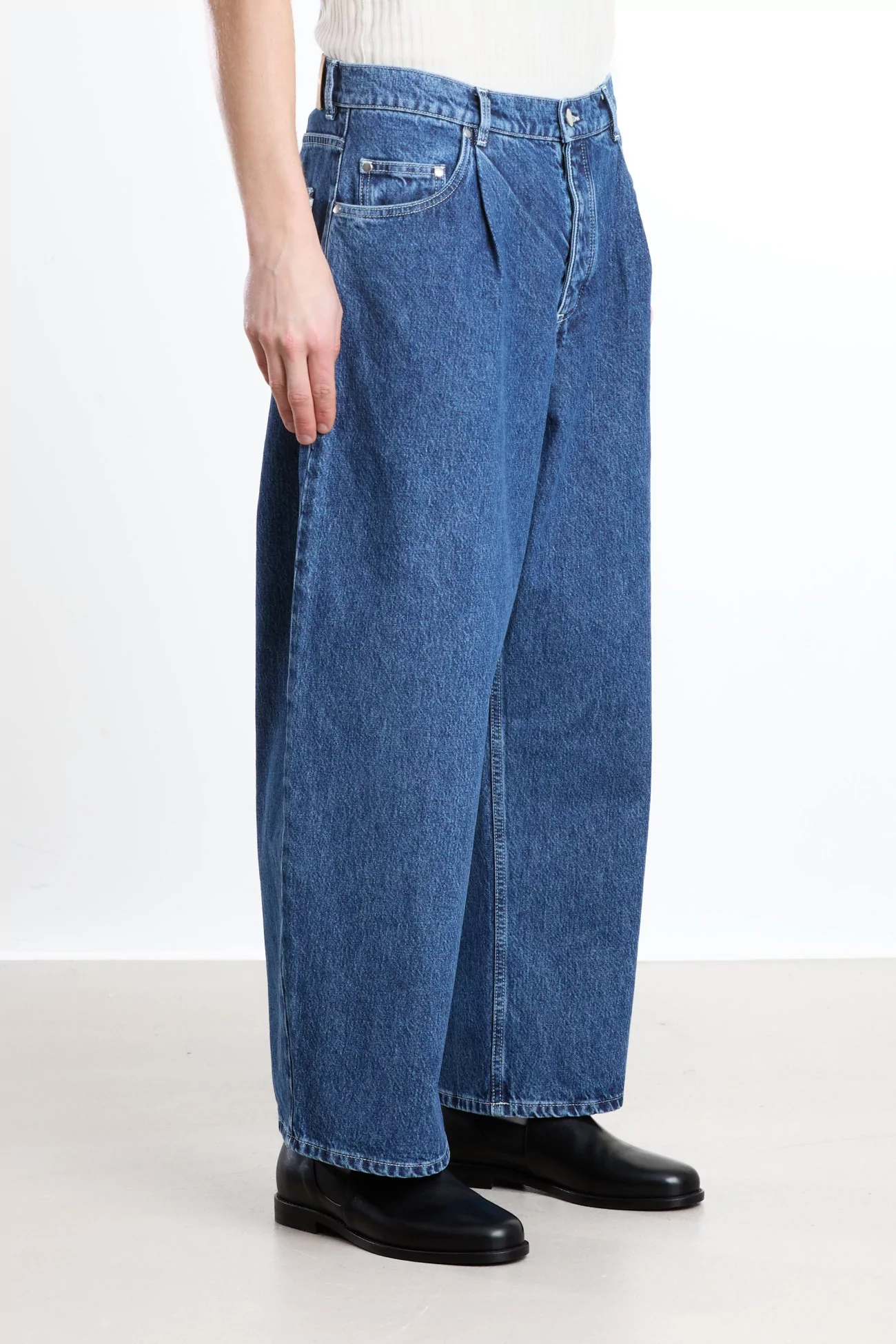 A Kind of Guise Duma Pleated Denim Jeans – Worn Denim | Centre Commercial