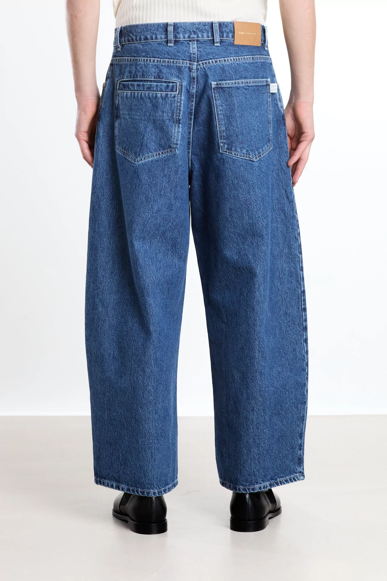 A Kind of Guise Duma Pleated Denim Jeans – Worn Denim | Centre Commercial