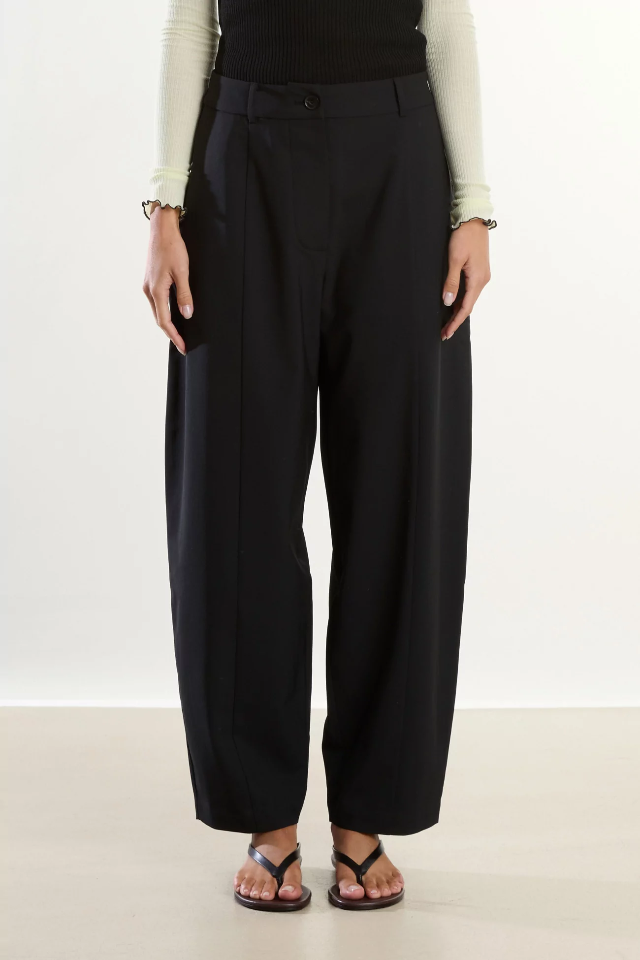 Cordera Tailored Barrel Pants Women – Black | Centre Commercial