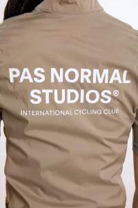 Gilet Cyclisme Femme Pas Normal Studios Mechanism Stow Away – Beige | Centre Commercial