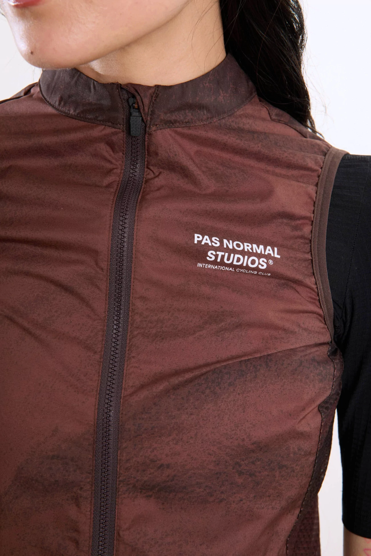 Pas Normal Studios Mechanism Stow Away Gilet Women – AOP Light Brown | Centre Commercial