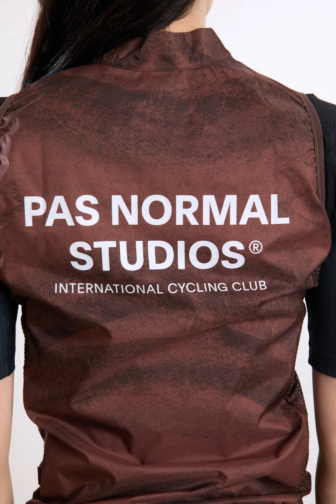 Pas Normal Studios Mechanism Stow Away Gilet Women – AOP Light Brown | Centre Commercial