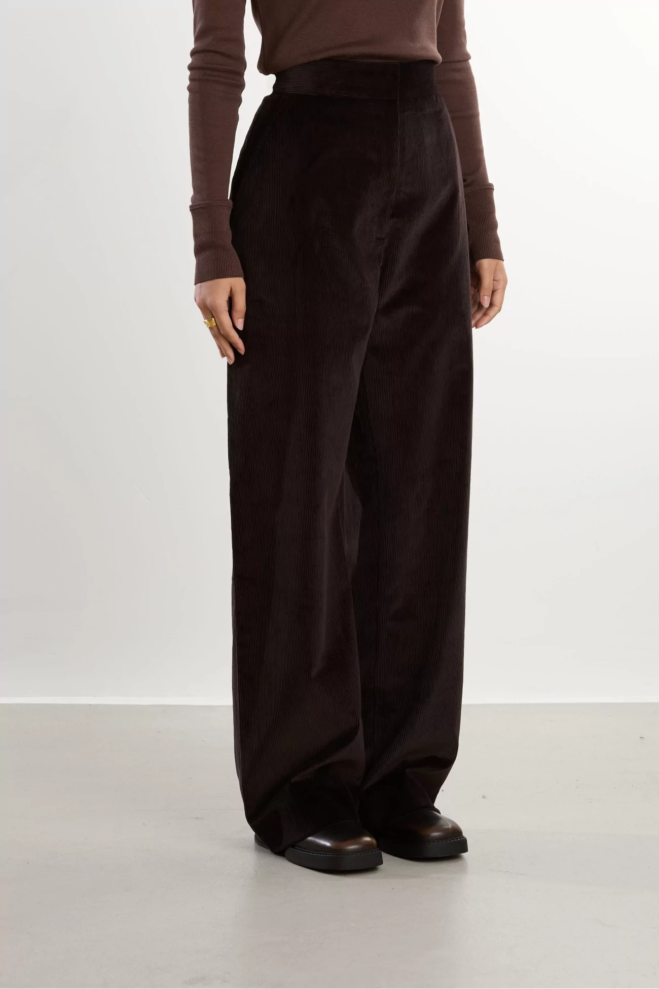 Pantalon Grange Velours Côtelé Studio Nicholson – Espresso | Centre Commercial