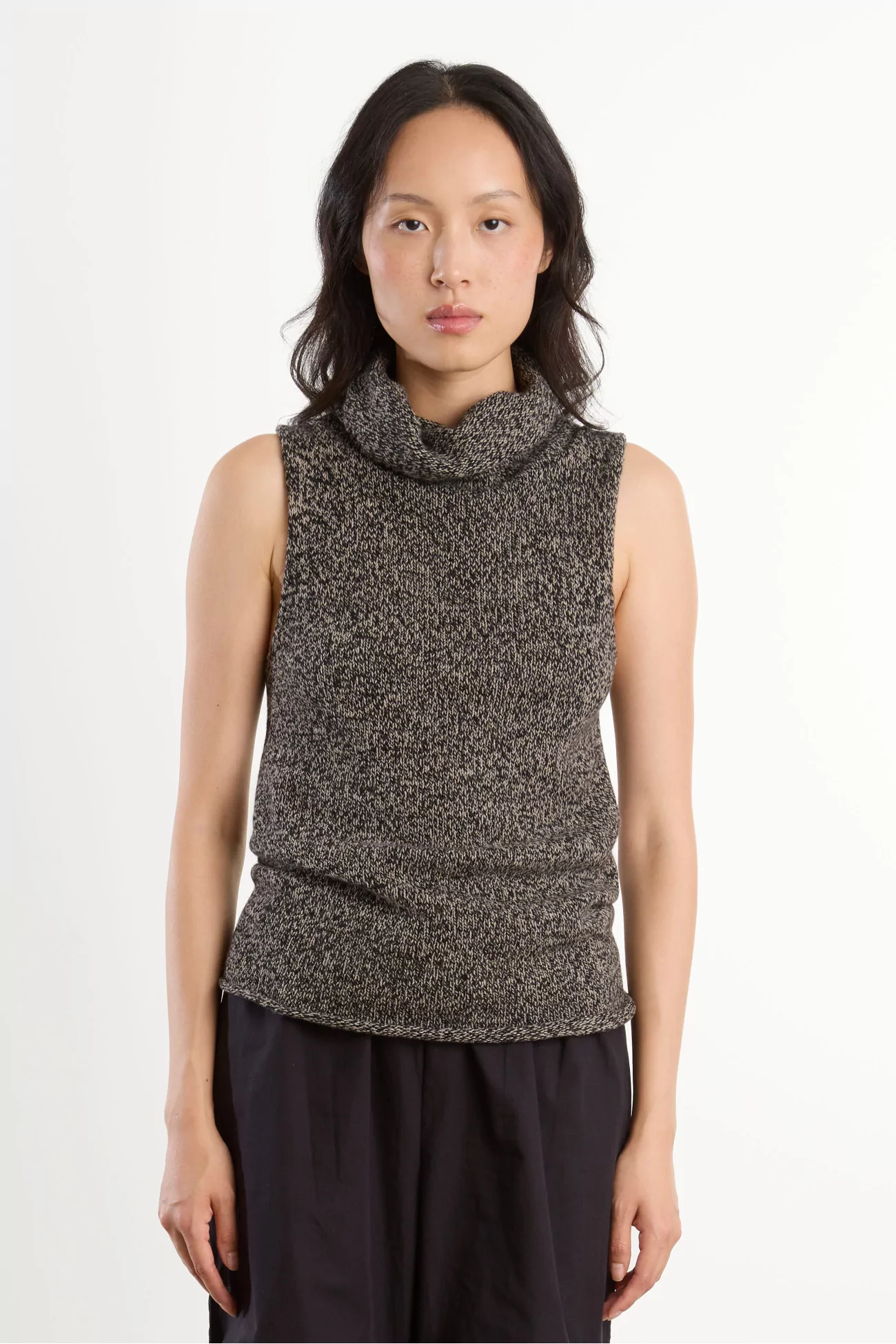 Recycled Cashmere Kem Turtleneck Vest – Black Camel Melange | Centre Commercial
