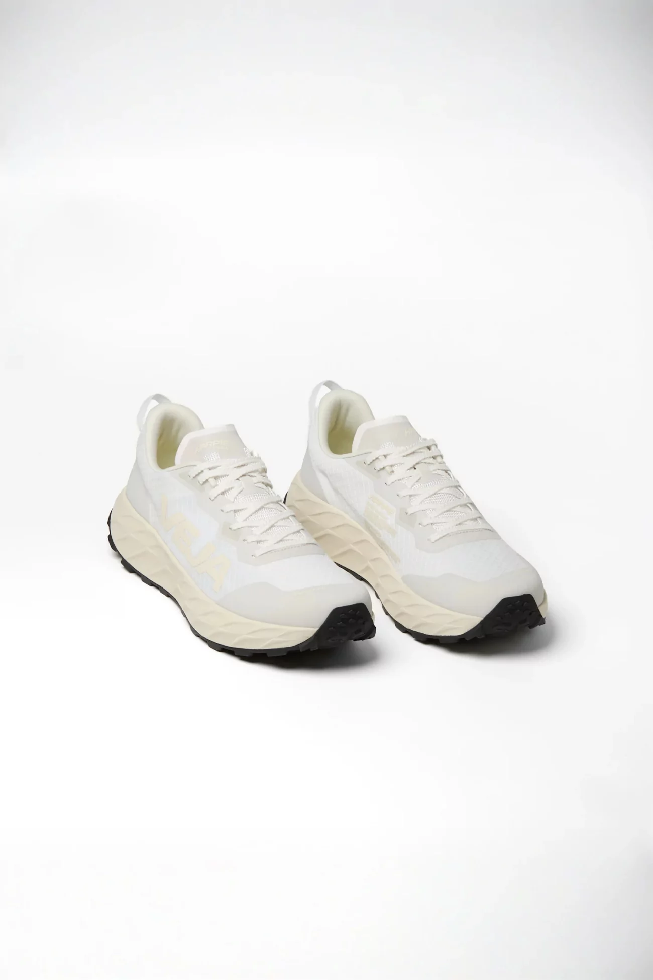 VEJA Harpie Trail Aeroshell – White Cashew | Centre Commercial