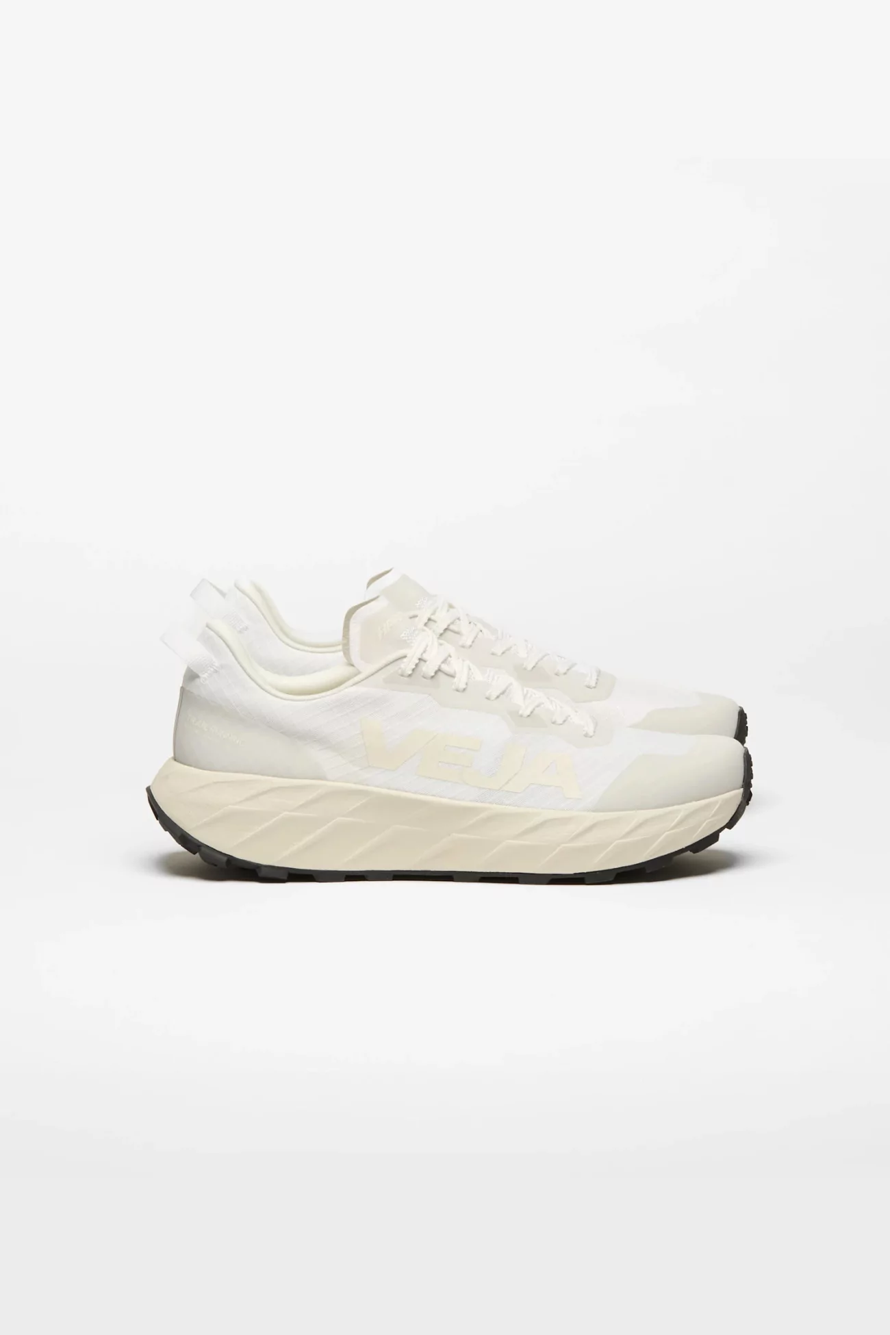 VEJA Harpie Trail Aeroshell – White Cashew | Centre Commercial