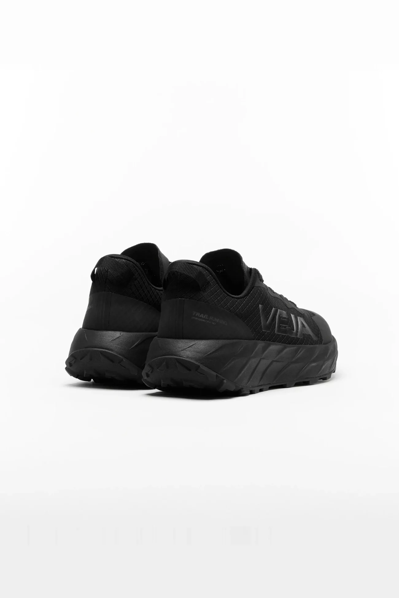 VEJA Harpie Trail Aeroshell – Full Black | Centre Commercial