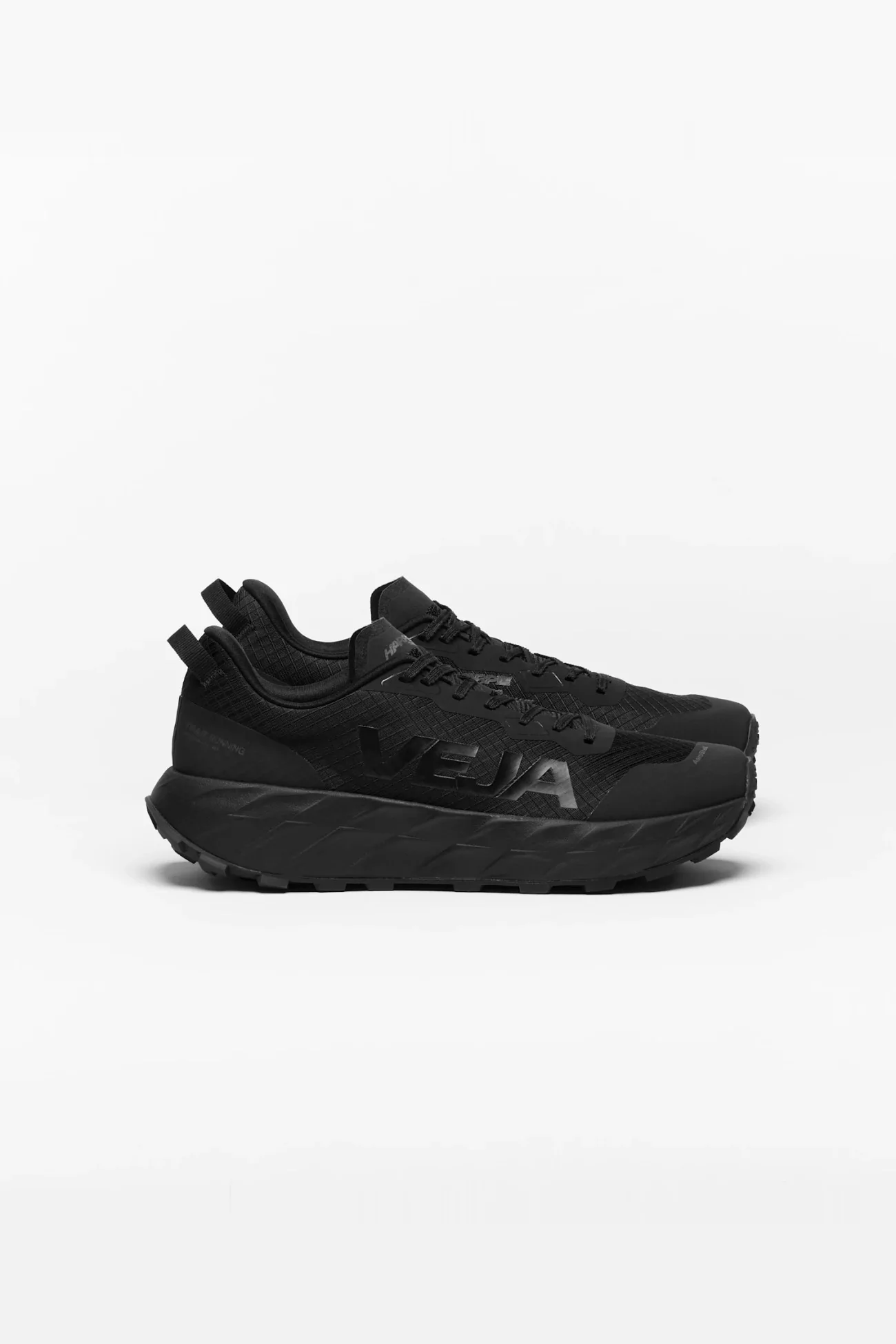 VEJA Harpie Trail Aeroshell – Full Black | Centre Commercial