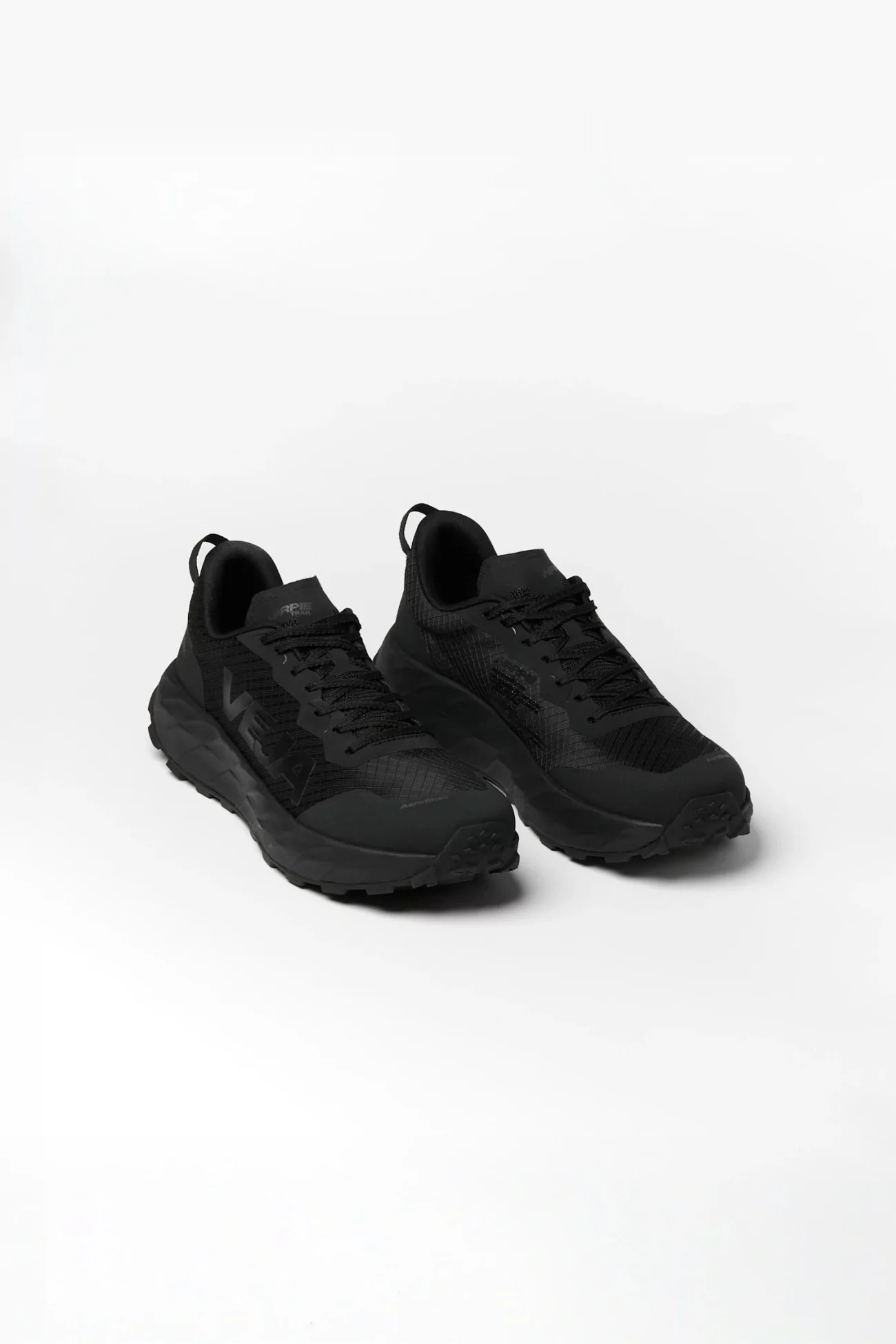 VEJA Harpie Trail Aeroshell – Full Black | Centre Commercial