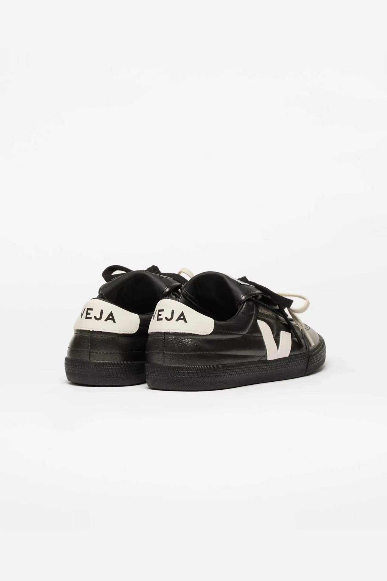 Baskets Panenka Leather Veja x Magliano – Titanium | Centre Commercial