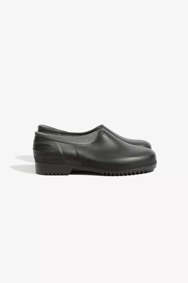 Sabot Umo Gardenia Noir - La version aérée du sabot, avec une ouverture sur le dessus du pied. Disponible en noir et en vert foncé, le Gardenia apporte une alternative plus légère pour les journées chaudes, tout en conservant la semelle crantée et la construction en plastique recyclable.